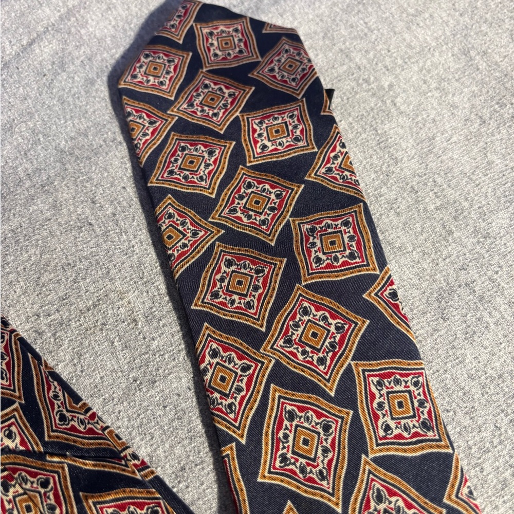 Geometric Patterned Hand Made 100% Silk Tie in Black and Gold